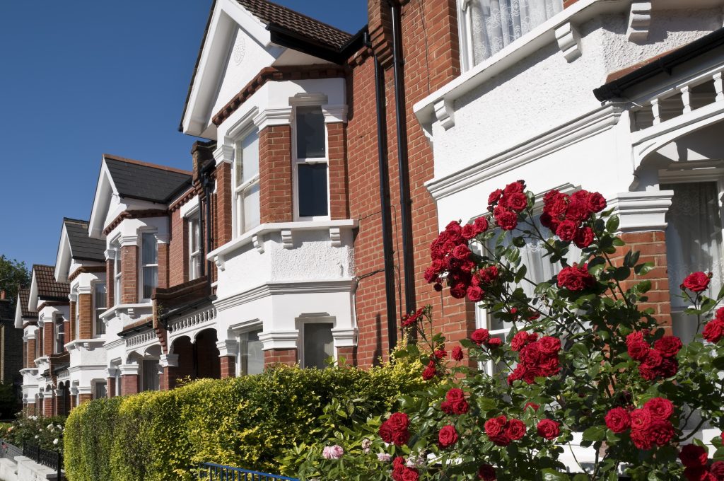 English,Homes,With,Roses.,Row,Of,Typical,English,Terraced,Houses